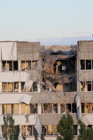 Foto de Destruido edificio como resultado de un proyectil impactado. Rusia atacó Ucrania en 2022. Rusia bombardea y destruye ciudades ucranianas. Guerra en Ucrania. - Imagen libre de derechos