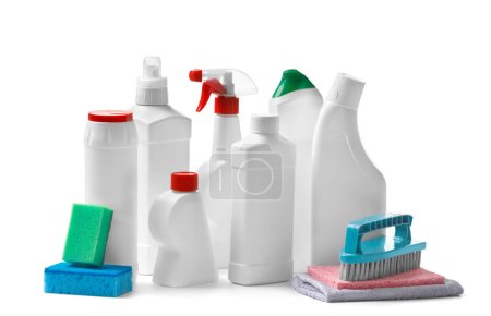 Foto de Conjunto de varias botellas de plástico con productos químicos para el hogar y herramientas de limpieza de la casa, aisladas en blanco. Detergentes y productos de limpieza en envases. El concepto de limpieza, casa limpia. - Imagen libre de derechos