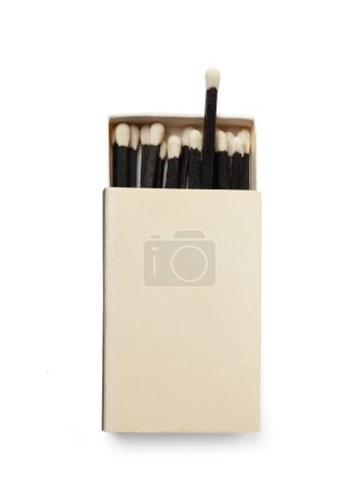 Téléchargez les photos : Matchs noirs avec des têtes de soufre blanches dans une boîte ouverte sur un fond blanc, vue de dessus. allumettes noir et blanc, accessoires fumeurs. - en image libre de droit