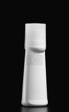 Téléchargez les photos : Déodorant anti-transpirant blanc roll-on, isolé sur fond noir, maquette d'emballage en plastique blanc pour l'hygiène personnelle, contenant avec couvercle pour protéger la peau de la sueur et des odeurs. - en image libre de droit