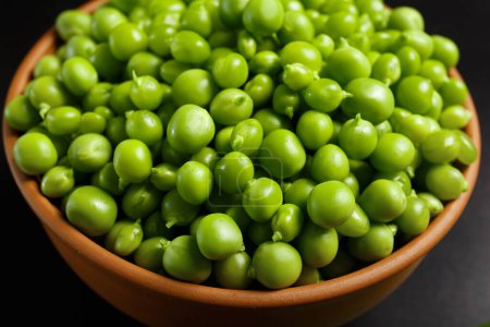 Foto de Frijoles verdes frescos perfectos en un tazón de cerámica de barro, primer plano. Proteína vegetal, productos veganos, alimentos saludables. - Imagen libre de derechos