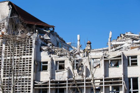 Foto de Destruido edificio como resultado de un proyectil impactado. Rusia atacó Ucrania en 2022. Rusia bombardea y destruye ciudades ucranianas. - Imagen libre de derechos
