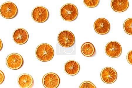Téléchargez les photos : Puces orange sur fond blanc, position plate, vue de dessus. Tranches d'orange sèches comme fond. Une collation utile. Une bonne nutrition. - en image libre de droit