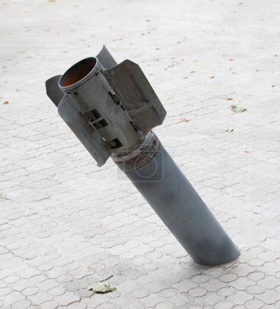 Téléchargez les photos : La queue d'une bombe à sous-munitions sort de la chaussée Plusieurs lance-roquettes tirés sur le territoire ukrainien par des envahisseurs russes, la guerre en Ukraine, des obus à sous-munitions, des armes prohibées. - en image libre de droit