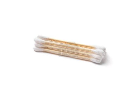 Foto de Hisopos de algodón de madera en un fondo blanco, artículos de higiene hechos de materiales naturales y ecológicos. - Imagen libre de derechos