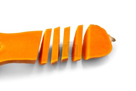 Foto de Calabaza de mantequilla dulce madura cortada en rodajas, aislada sobre un fondo blanco. Calabaza naranja cortada en forma de botella. - Imagen libre de derechos