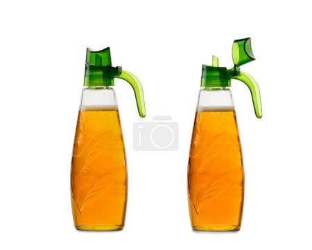 Téléchargez les photos : Ensemble de bouteilles en verre avec distributeur avec couvercle fermé et ouvert pour légumes, huile d'olive, isolé sur fond blanc. - en image libre de droit