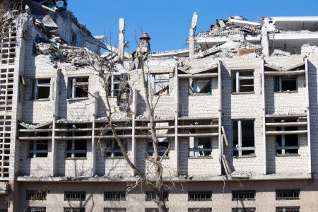 Téléchargez les photos : Bâtiment détruit à la suite d'un tir d'obus. La Russie a attaqué l'Ukraine en 2022. La Russie bombarde et détruit des villes ukrainiennes. - en image libre de droit