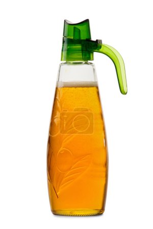 Téléchargez les photos : Distributeur de bouteilles en verre avec légumes, huile d'olive, isolé sur fond blanc - en image libre de droit