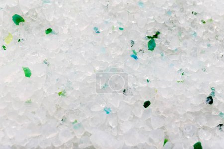 Téléchargez les photos : Gel de silice blanc avec cristaux verts pour litière de chat, gros plan. Fond abstrait de cristaux purs de gel de silice. Litière naturelle pour animaux. Soins des animaux. - en image libre de droit
