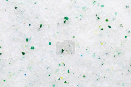 Foto de Gel de sílice blanco con cristales verdes para arena de gato, primer plano. Fondo abstracto de cristales de gel de sílice pura. Basura natural para mascotas. Cuidado de los animales. - Imagen libre de derechos