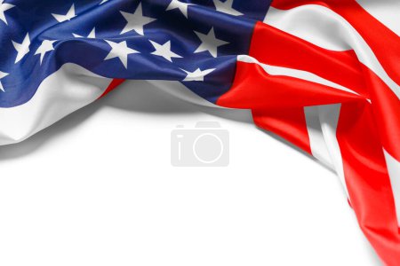 Téléchargez les photos : Étoiles et rayures drapeau américain sur fond blanc, espace de copie. La fierté du peuple américain. Symbole d'indépendance, de liberté et de patriotisme aux Etats-Unis - en image libre de droit
