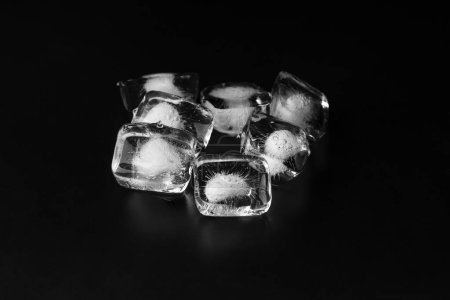 Foto de Cubos de hielo aislados sobre fondo negro, espacio para copiar - Imagen libre de derechos