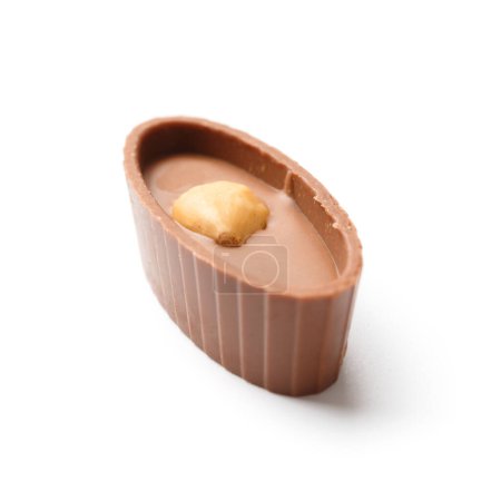 Foto de Dulces de chocolate con almendras en blanco aislado, primer plano. Praliné de chocolate, dulces. - Imagen libre de derechos