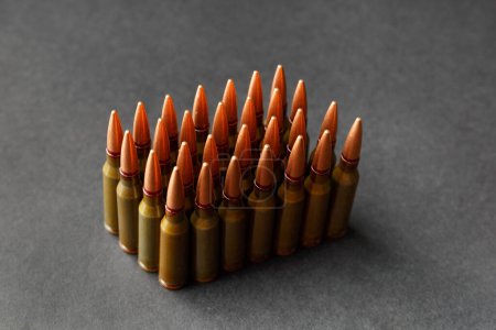 Téléchargez les photos : Munitions, balles, balles réelles pour armes à feu sur fond noir - en image libre de droit