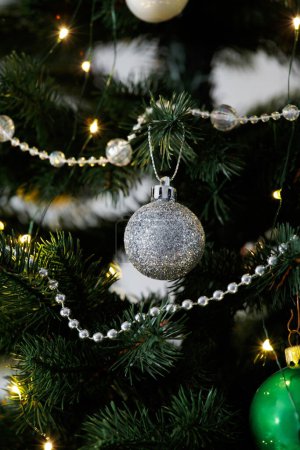 Foto de Hermosas decoraciones de Navidad cuelgan de un abeto. Árbol de Navidad decorado con bolas de vidrio de colores, fondo de Navidad. - Imagen libre de derechos