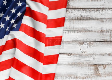 Téléchargez les photos : Étoiles et rayures drapeau américain sur fond bois rustique, vue de dessus, espace de copie. La fierté du peuple américain. Symbole d'indépendance, de liberté et de patriotisme aux Etats-Unis - en image libre de droit