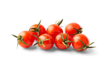 Foto de Tomates cherry orgánicos maduros con tallos verdes sobre un fondo blanco vista superior. Pequeños tomates bellamente formados aislados. - Imagen libre de derechos