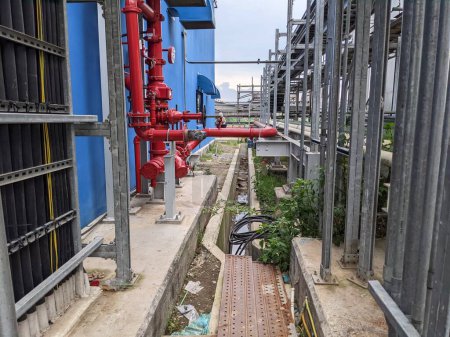 Foto de Pipe rack and pipe installation on the construction power plant project. The photo is suitable to use for industry background photography, power plant poster and electricity content media. - Imagen libre de derechos