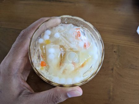 Téléchargez les photos : Glace à la mangue Yakult avec du lait frais et un peu de pulpe. La photo est adaptée à l'utilisation pour fond de café, affiche de menu et médias de contenu de café. - en image libre de droit