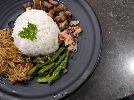 Téléchargez les photos : Nasi tumis fume du bœuf, aliment traditionnel de Semarang Central Java. La photo est adaptée à l'utilisation pour le fond alimentaire, affiche et médias de contenu alimentaire. - en image libre de droit