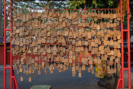 Foto de Notas de esperanza en el tablero estaba colgando en los templos chinos La foto es adecuada para usar para el destino de viaje y los medios de contenido. - Imagen libre de derechos