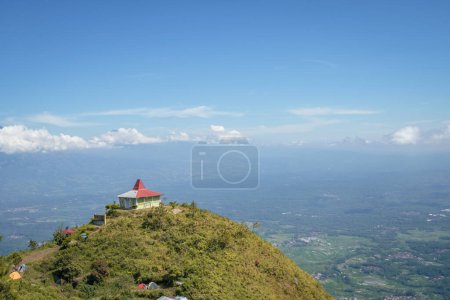 Téléchargez les photos : Vue aérienne depuis le sommet de la montagne domestique Central Java Semarang. La photo convient à l'utilisation pour les médias de contenu d'aventure, affiche de la nature et arrière-plan de la forêt. - en image libre de droit