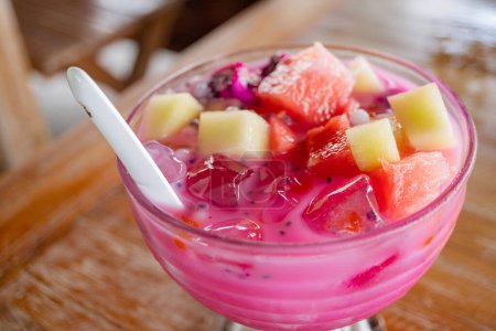 Téléchargez les photos : Mélanger les fruits à glace sur le verre moyen avec le sucre rouge. La photo est adaptée à l'utilisation pour le fond de boisson, affiche de menu et médias de contenu. - en image libre de droit