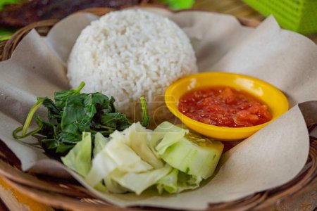 Foto de Pollo crujiente con salsa picante, verduras y arroz. La foto es adecuada para usar como fondo de alimentos, póster y medios de contenido de alimentos. - Imagen libre de derechos