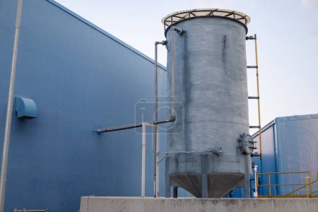Natriumhypochlorit-Tank auf der Elektro-Chlorungsanlage. Das Foto eignet sich für industrielle Hintergrundfotografie, Kraftwerksposter und Wartungsmedien.