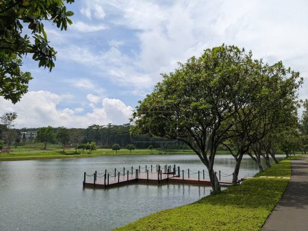 Mini-Jogging-Park auf dem Semarang Central Java mit See, bewölkten Vibes und blauem Himmel. Das Foto eignet sich für Park Hintergrund, entspannen und genießen Ort Inhalte Medien.