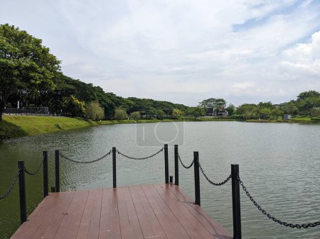 Landschaft See, Bahn und Holzsteg auf BSB Semarang, Zentraljava. Das Foto eignet sich für Reisende Inhalte Medien, Urlaub Hintergrund und Garten Poster verwenden.
