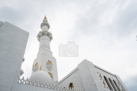 La mezquita más grande en el Solo Central Java Mesjid sheikh zayed. La foto es adecuada para usar para póster de Ramadán y medios de contenido musulmán.
