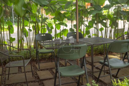 Chaise et table vides sur le café de jardin. La photo est adaptée pour utiliser la destination de voyage, les vacances et les médias de contenu de vacances.