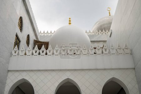 Die größte Moschee auf dem zentralen Java Mesjid Scheich Zayed. Das Foto eignet sich für Ramadhan-Plakate und Medien mit muslimischen Inhalten.