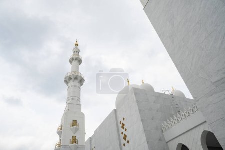 Die größte Moschee auf dem zentralen Java Mesjid Scheich Zayed. Das Foto eignet sich für Ramadhan-Plakate und Medien mit muslimischen Inhalten.