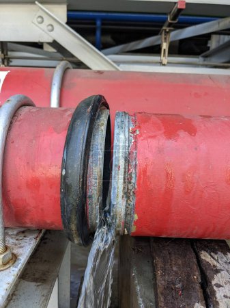 Beseitigung von Leckagen an der Rohrleitungsverbindung Brandbekämpfung. Das Foto eignet sich für industrielle Hintergrund- und Baumaterialien.