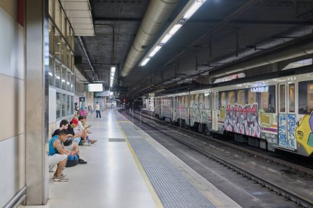 Téléchargez les photos : 04-08-2023. Barcelone, Espagne, train arrivant au quai avec des personnes à la gare de Barcelone Sants - en image libre de droit