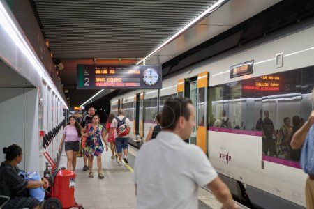 Téléchargez les photos : 04-08-2023. Barcelone, Espagne, marche pleine de gens pressés et le train s'est arrêté à la gare passeig de gracia - en image libre de droit