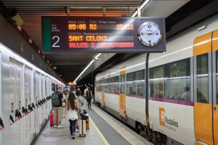 Téléchargez les photos : 04-08-2023. Barcelone, Espagne, panneau numérique avec le train, l'heure et la destination à la station passeig de gracia - en image libre de droit