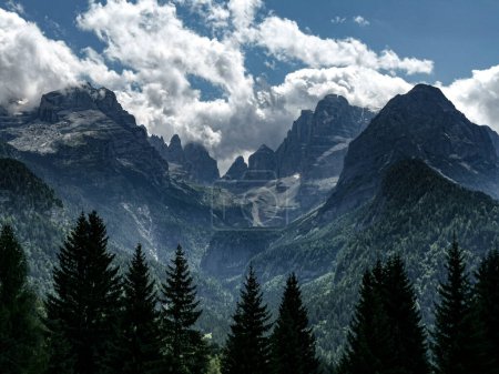 Foto de Beautiful landscape with mountains and clouds in the dolomites - Imagen libre de derechos