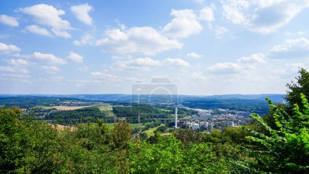 Téléchargez les photos : Vue sur la région de la Ruhr depuis les pentes escarpées de la Ruhr de Hohensyburg et Hagen. paysage sur la Ruhr. - en image libre de droit