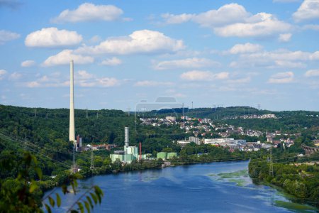 Vista de Harkortsee y Herdecke desde la Torre Harkort. Paisaje en el Ruhr.