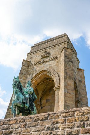 Téléchargez les photos : Monument Kaiser Wilhelm à Hohensyburg. Monument historique près de Dortmund dans la région de la Ruhr. - en image libre de droit
