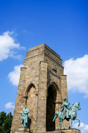 Téléchargez les photos : Monument Kaiser Wilhelm à Hohensyburg. Monument historique près de Dortmund dans la région de la Ruhr. - en image libre de droit