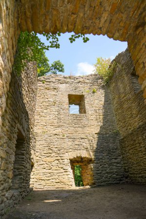 Téléchargez les photos : Ruines Hohensyburg sur le Syberg. Ruines historiques dans la région de la Ruhr. - en image libre de droit
