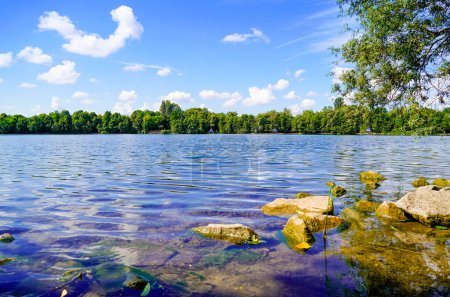 Waidsee bei Weinheim. Kleiner See mit umgebender Natur.