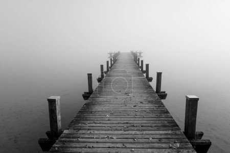 Téléchargez les photos : Jetty dans le brouillard. Mystique paysage brumeux au bord du lac. Brouillard matinal en automne. - en image libre de droit