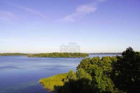 Téléchargez les photos : Vue depuis le château Reppiner à Schwerin sur le lac Schwerin et le paysage environnant. - en image libre de droit