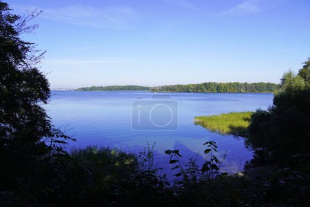 Vista desde el castillo de Reppiner en Schwerin en el lago Schwerin y el paisaje circundante.